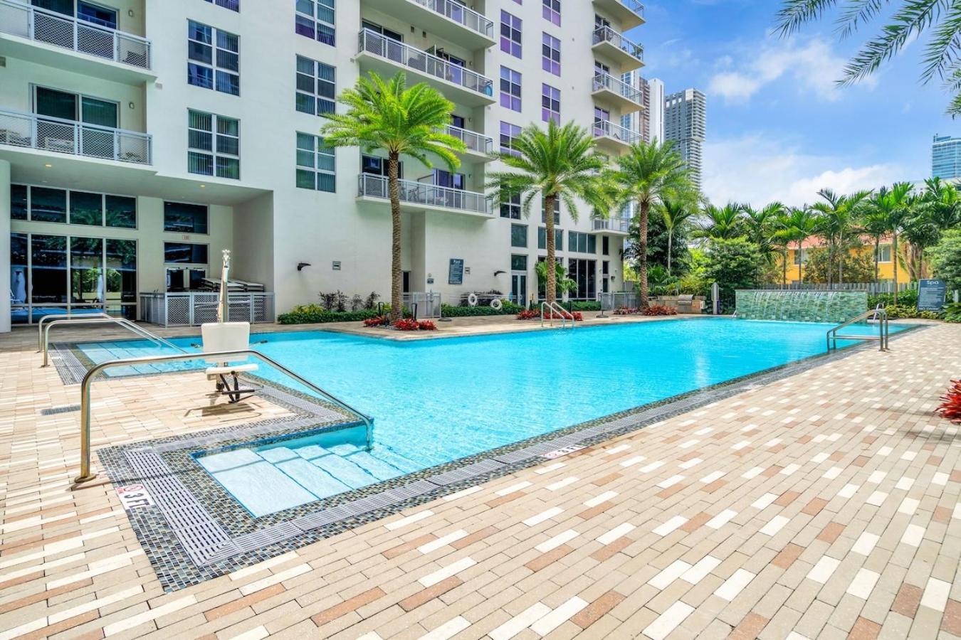 Comfort And Convenience 2br Unit With Free Parking *